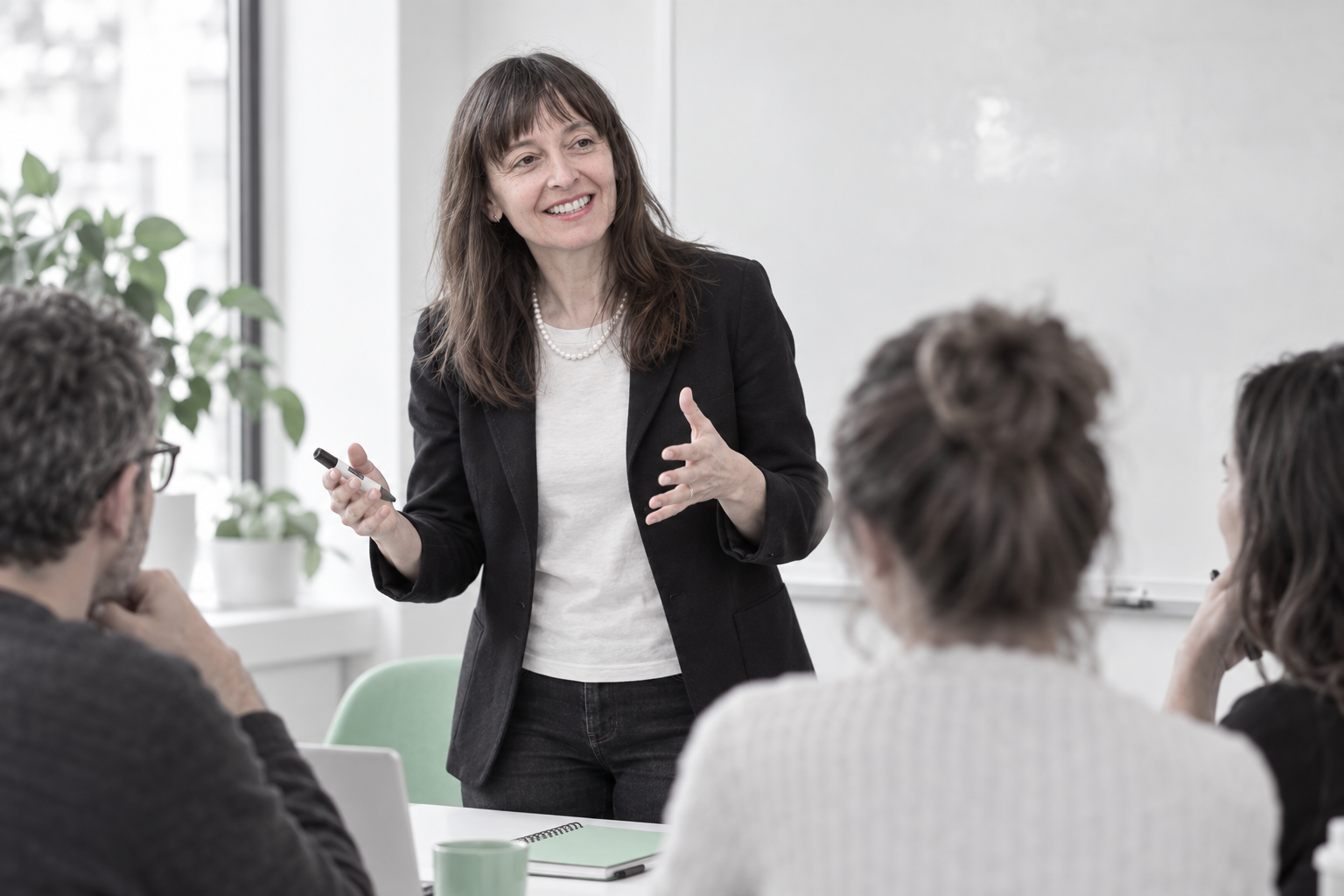 Sonia Álvarez impartiendo una clase de comunicación en inglés